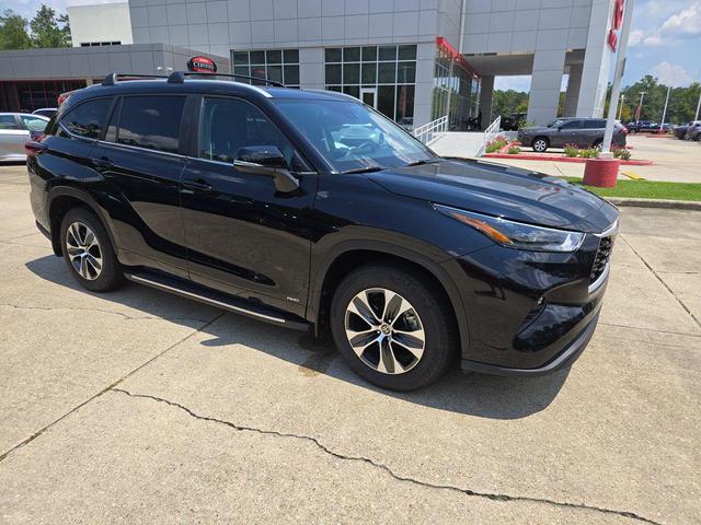 Photo of 2025 Midnight Black Metallic Toyota Highlander Hybrid