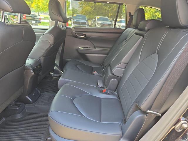 Photo of 2025 Midnight Black Metallic Toyota Highlander Hybrid