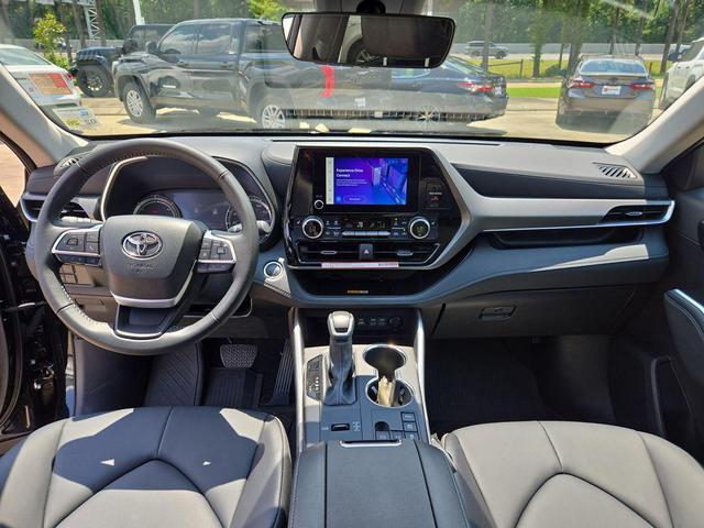 Photo of 2025 Midnight Black Metallic Toyota Highlander Hybrid