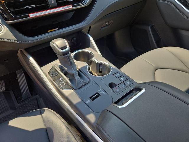 Photo of 2025 Midnight Black Metallic Toyota Highlander Hybrid