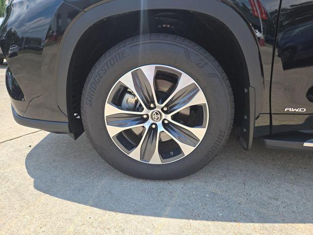 Photo of 2025 Midnight Black Metallic Toyota Highlander Hybrid