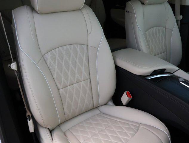Photo of 2024 White Frost Tricoat Buick Enclave