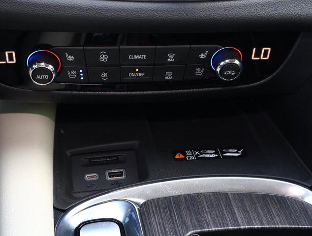 Photo of 2024 White Frost Tricoat Buick Enclave