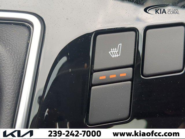 Photo of 2025 Glacial White Pearl Kia Sportage