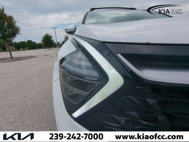 Photo of 2025 Glacial White Pearl Kia Sportage