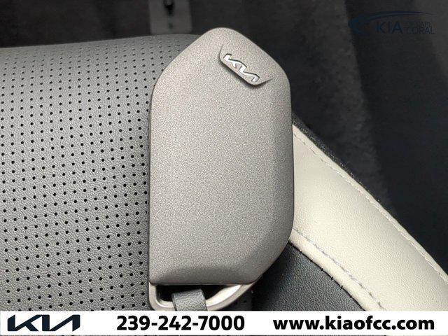 Photo of 2025 Snow White Pearl Kia K5