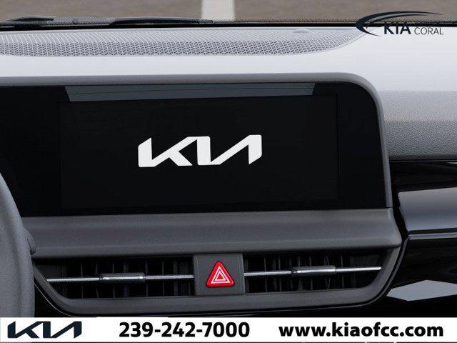 Photo of 2025 White / Black Kia Seltos