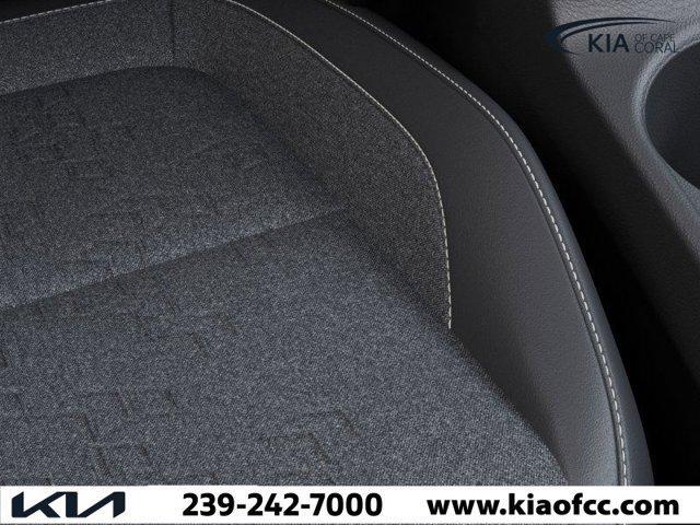 Photo of 2025 White / Black Kia Seltos