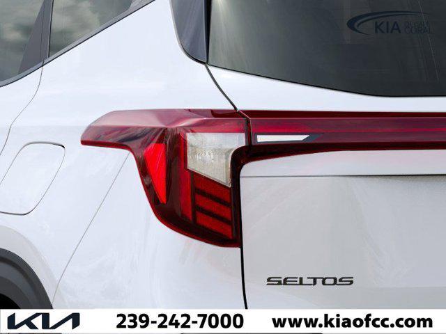 Photo of 2025 White / Black Kia Seltos