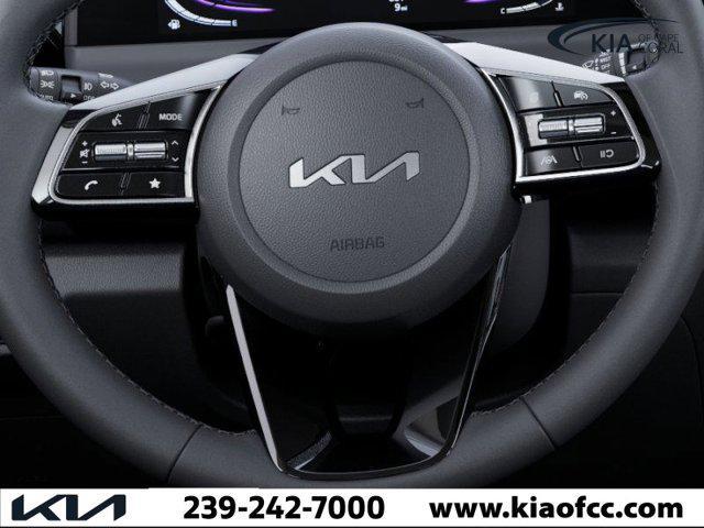 Photo of 2025 White / Black Kia Seltos