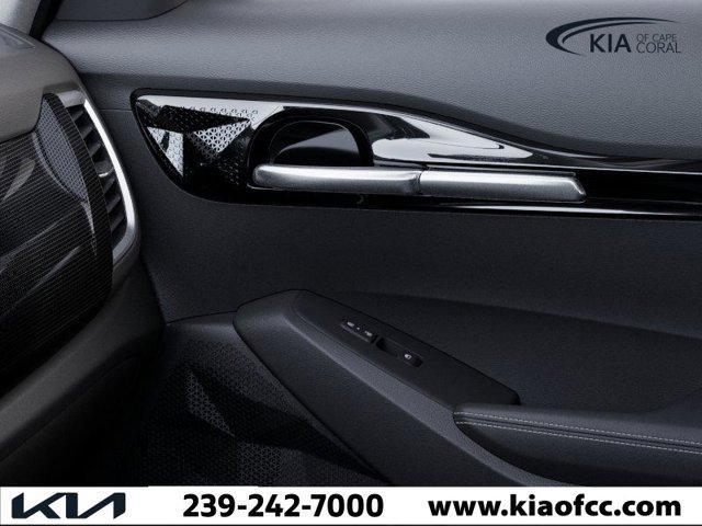 Photo of 2025 White / Black Kia Seltos