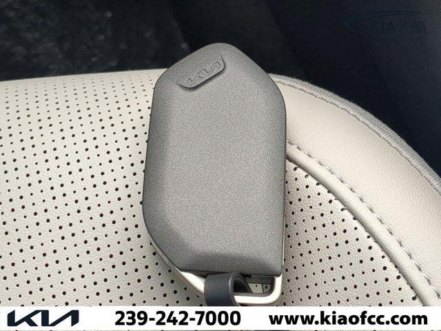Photo of 2025 Glacial White Pearl Kia Sorento