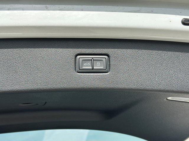 Photo of 2025 Glacier White Metallic Audi Q7