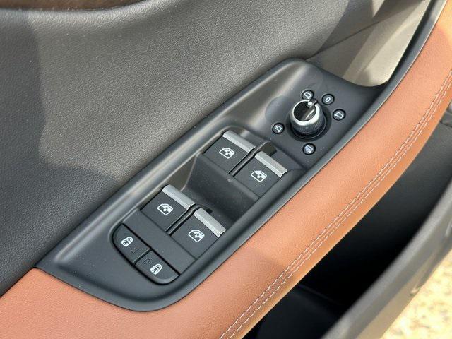Photo of 2025 Glacier White Metallic Audi Q7