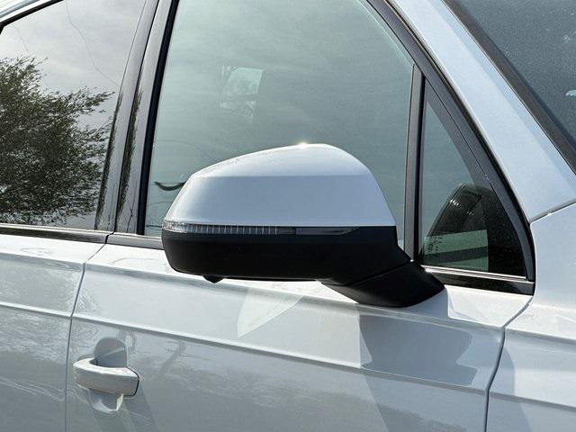 Photo of 2025 Glacier White Metallic Audi Q7