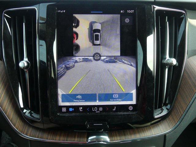 Photo of 2024 Crystal White Metallic Volvo XC60