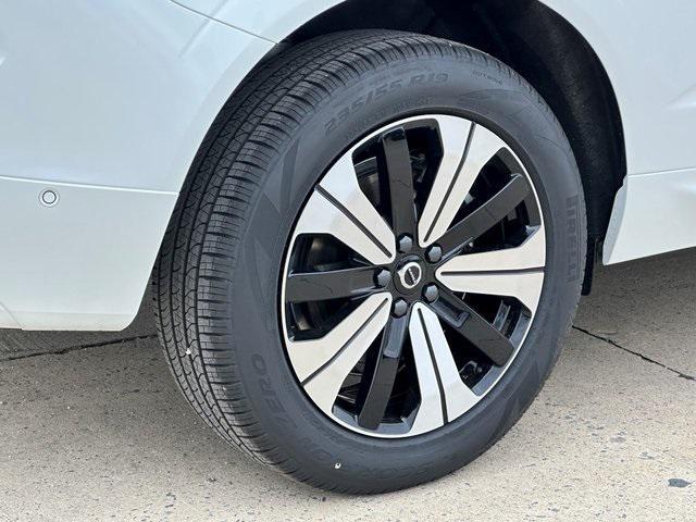 Photo of 2025 Crystal White Metallic Volvo XC60 Plug-In Hybrid