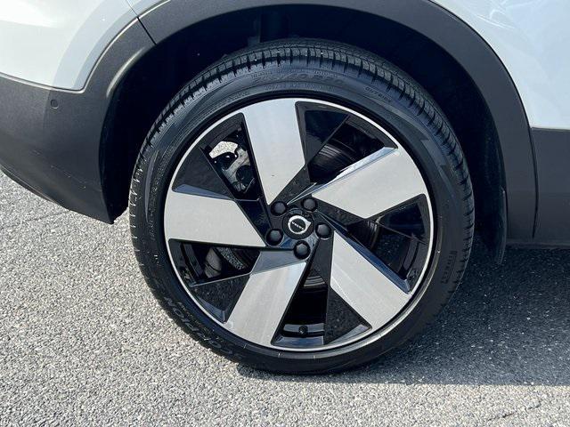 Photo of 2022 Crystal White Volvo C40 Recharge Pure Electric