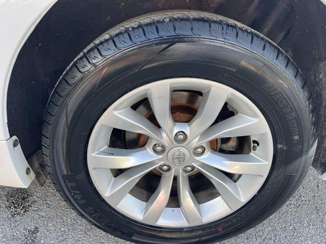 Photo of 2014 Super White Toyota Sienna