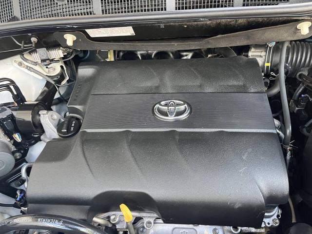 Photo of 2014 Super White Toyota Sienna