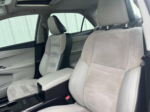 Photo of 2017 White Toyota Camry
