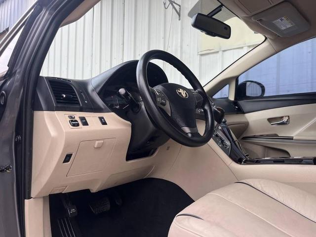 Photo of 2009 Magnetic Gray Metallic Toyota Venza