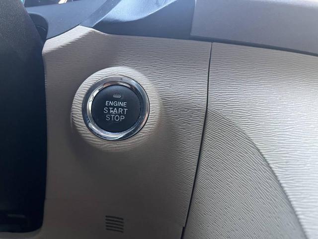 Photo of 2014 Blizzard Pearl Toyota Venza