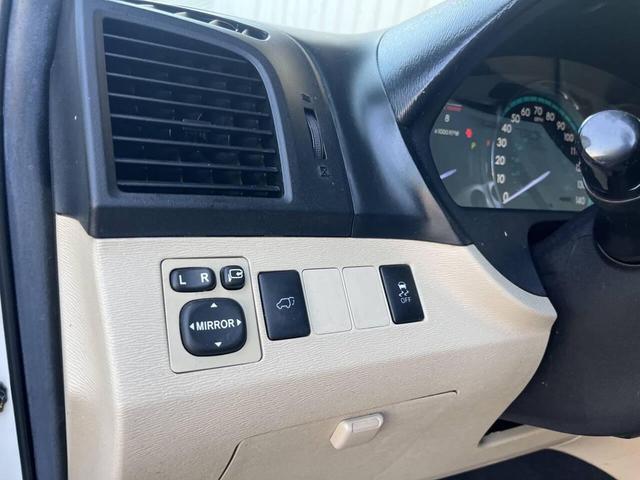 Photo of 2014 Blizzard Pearl Toyota Venza
