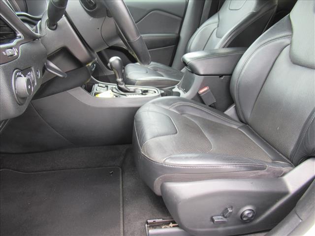 Photo of 2019 Bright White Clearcoat Jeep Cherokee