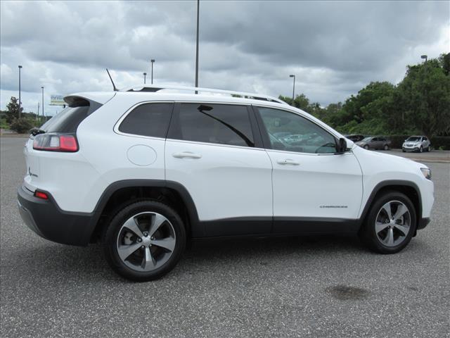 Photo of 2019 Bright White Clearcoat Jeep Cherokee