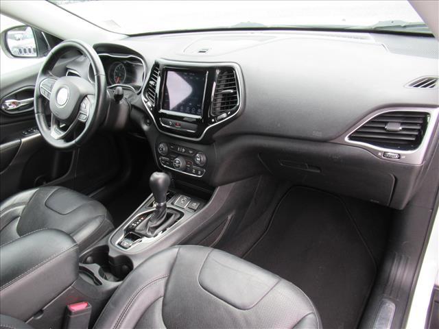 Photo of 2019 Bright White Clearcoat Jeep Cherokee
