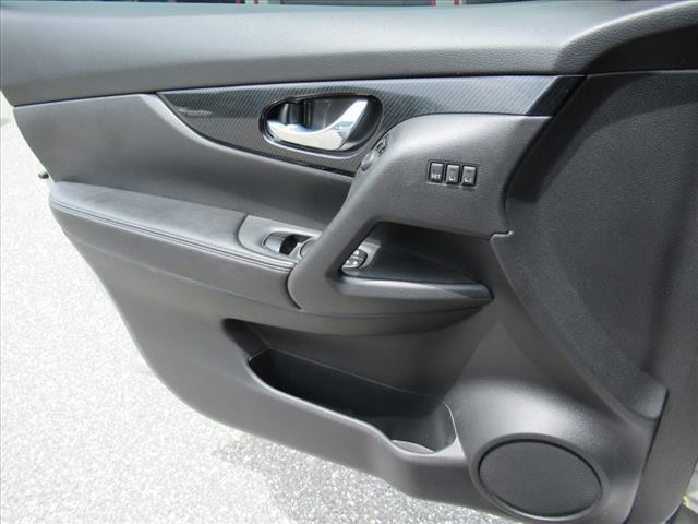 Photo of 2018 Brilliant Silver Nissan Rogue