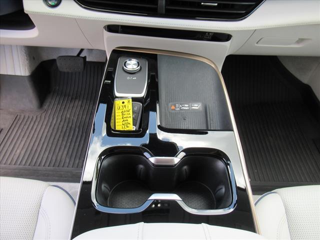 Photo of 2025 White Frost Tricoat Buick Enclave