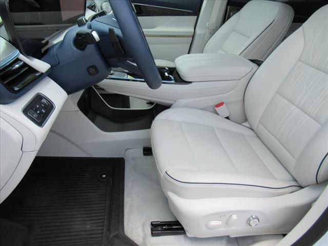 Photo of 2025 White Frost Tricoat Buick Enclave