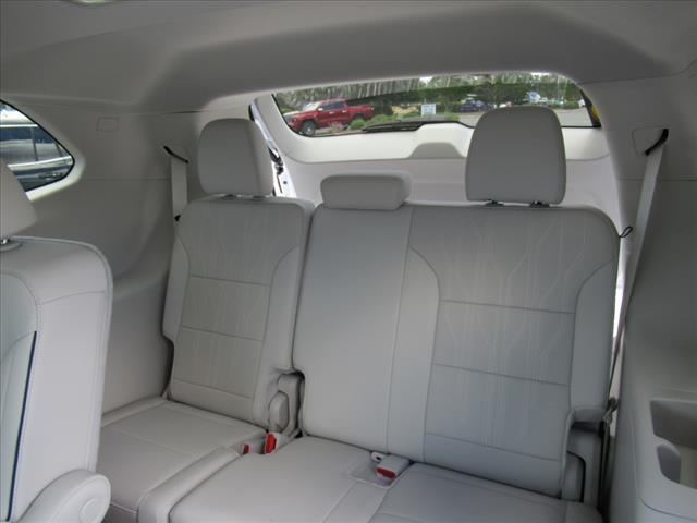 Photo of 2025 White Frost Tricoat Buick Enclave
