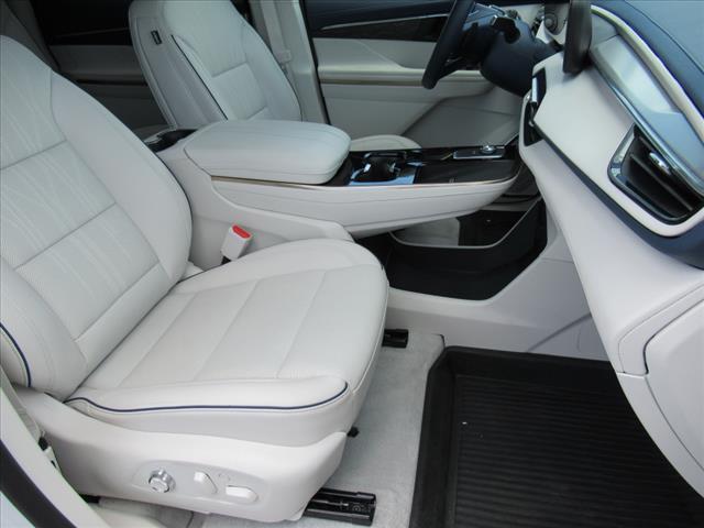 Photo of 2025 White Frost Tricoat Buick Enclave