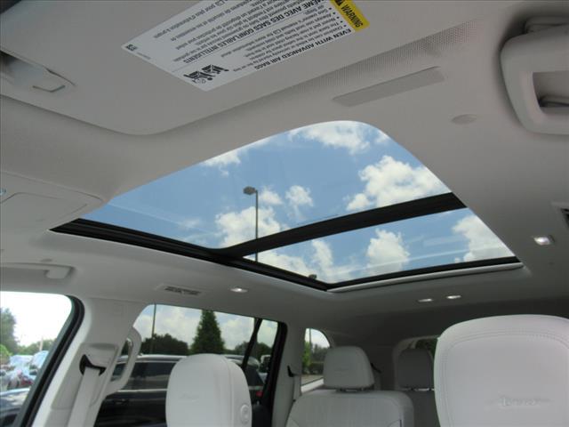 Photo of 2025 White Frost Tricoat Buick Enclave