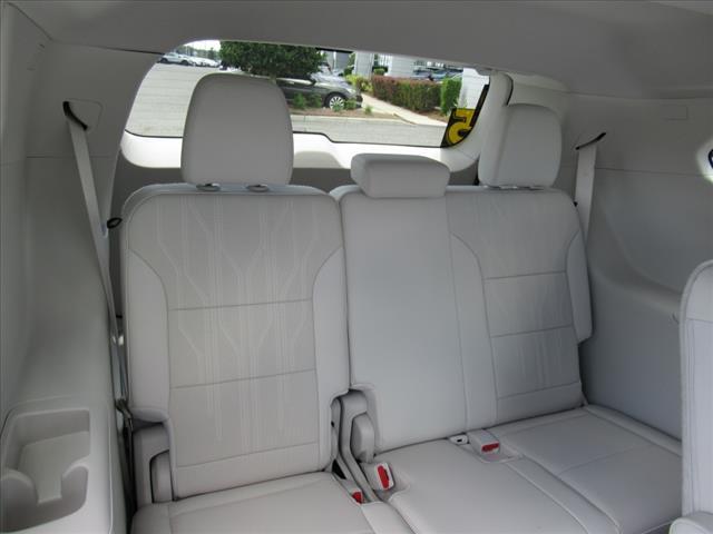 Photo of 2025 White Frost Tricoat Buick Enclave