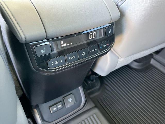 Photo of 2023 Wind Chill Pearl Toyota Highlander