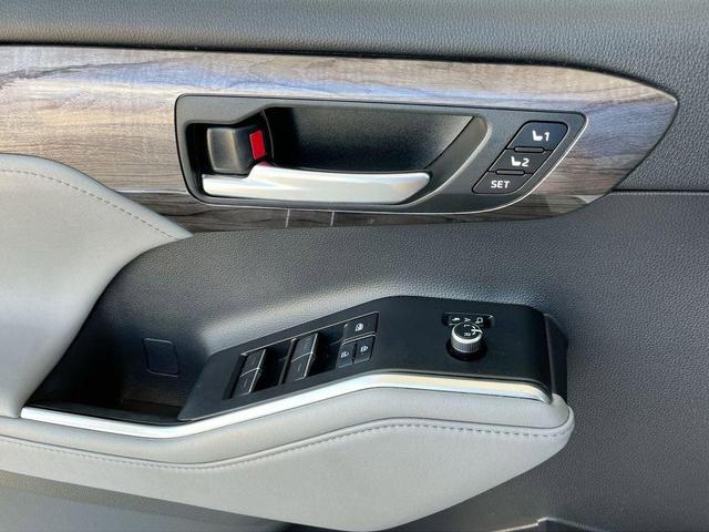 Photo of 2023 Wind Chill Pearl Toyota Highlander