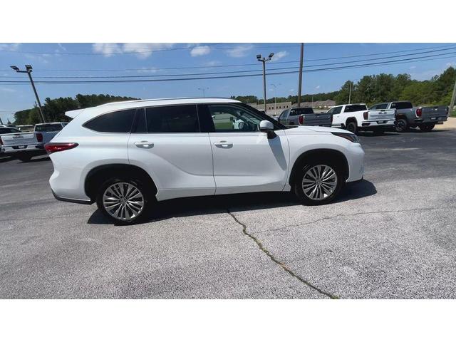 Photo of 2023 Wind Chill Pearl Toyota Highlander