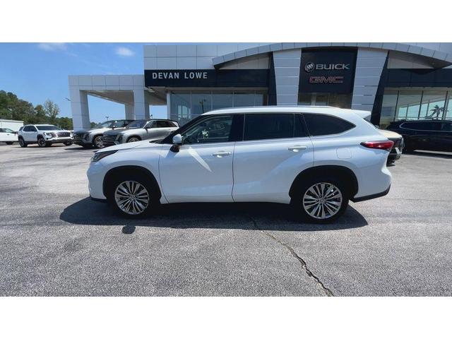 Photo of 2023 Wind Chill Pearl Toyota Highlander