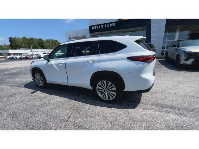 Photo of 2023 Wind Chill Pearl Toyota Highlander