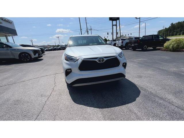 Photo of 2023 Wind Chill Pearl Toyota Highlander