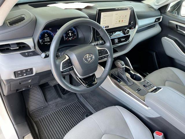 Photo of 2023 Wind Chill Pearl Toyota Highlander