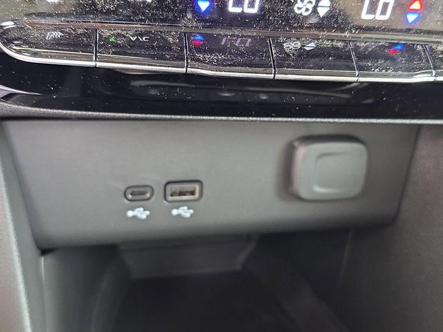 Photo of 2026 White Frost Tricoat Buick Encore GX