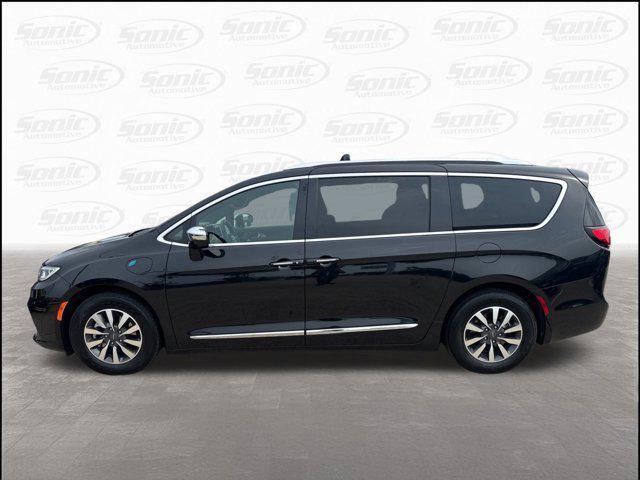 Photo of 2021 Brilliant Black Crystal Pearlcoat Chrysler Pacifica Hybrid