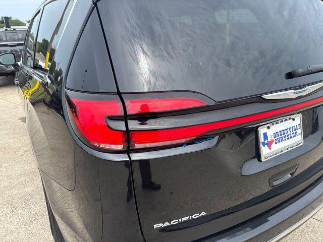 Photo of 2021 Brilliant Black Crystal Pearlcoat Chrysler Pacifica Hybrid