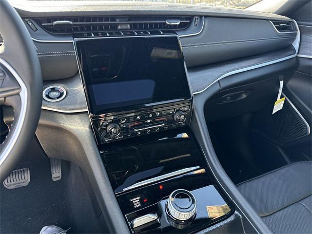 Photo of 2025 Diamond Black Crystal Pearlcoat Jeep Grand Cherokee L