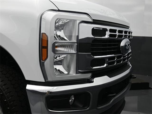 Photo of 2025 Oxford White Ford F-350
